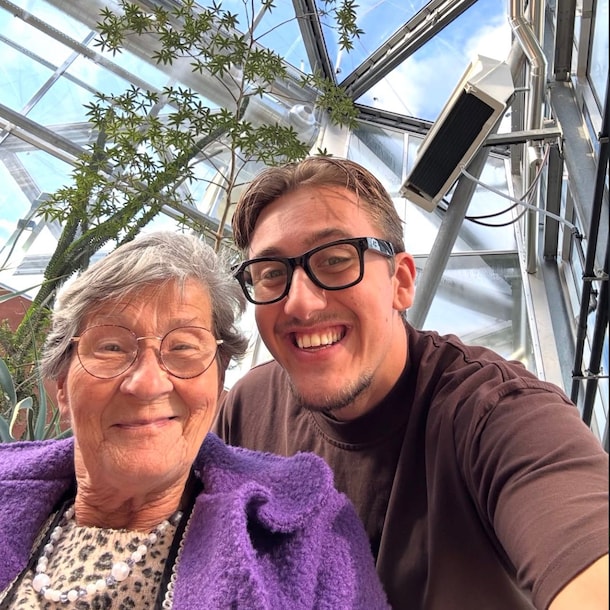 Thijmen met een van de bewoners van woonzorgcentrum De Koperhorst.